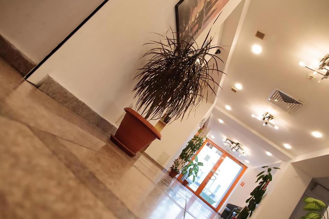 Plus Hotel Craiova Exterior foto