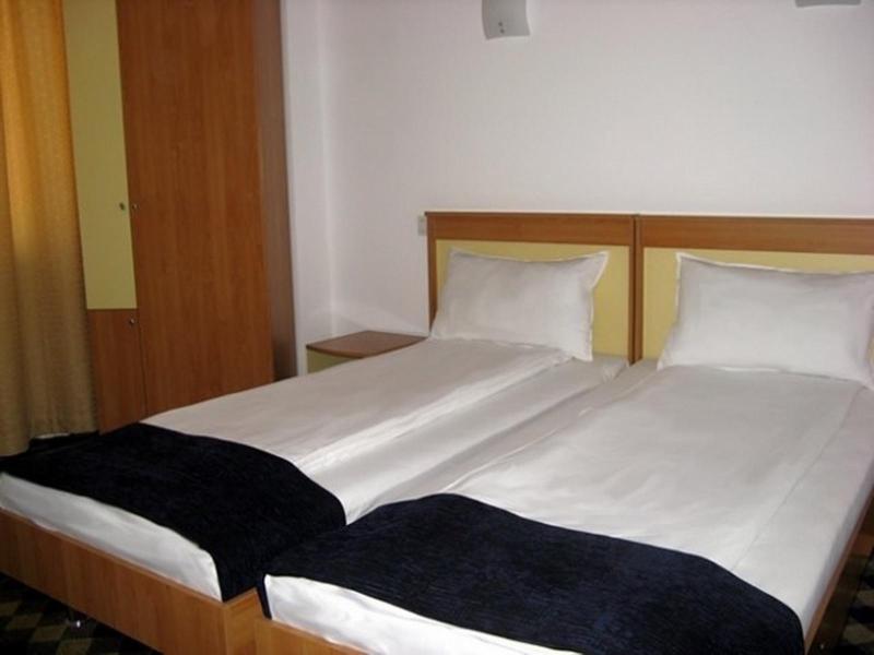 Plus Hotel Craiova Exterior foto
