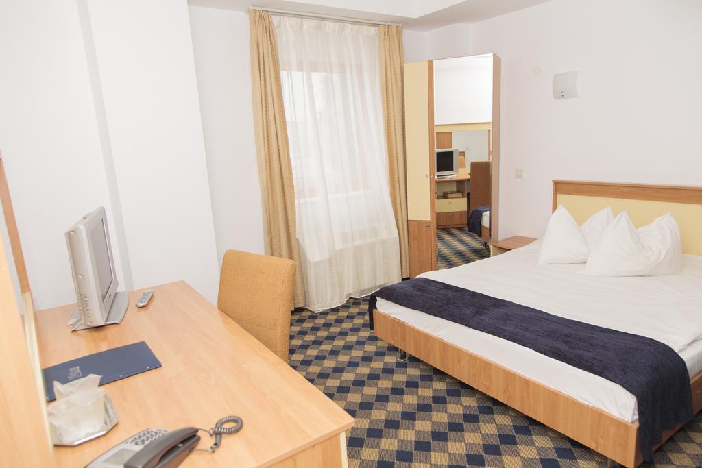 Plus Hotel Craiova Zimmer foto