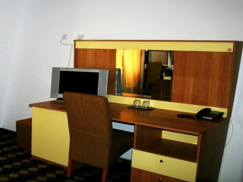 Plus Hotel Craiova Exterior foto